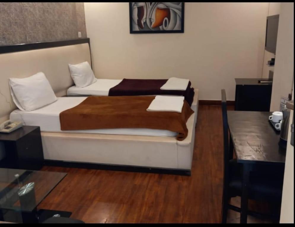 Kartikay Hotel Hisār Szoba fotó
